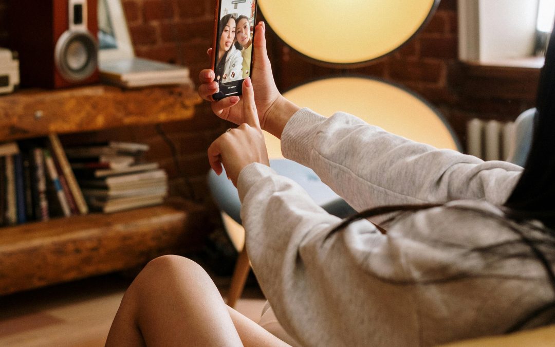 Relazioni ai tempi dei social: amore e autenticità su Instagram